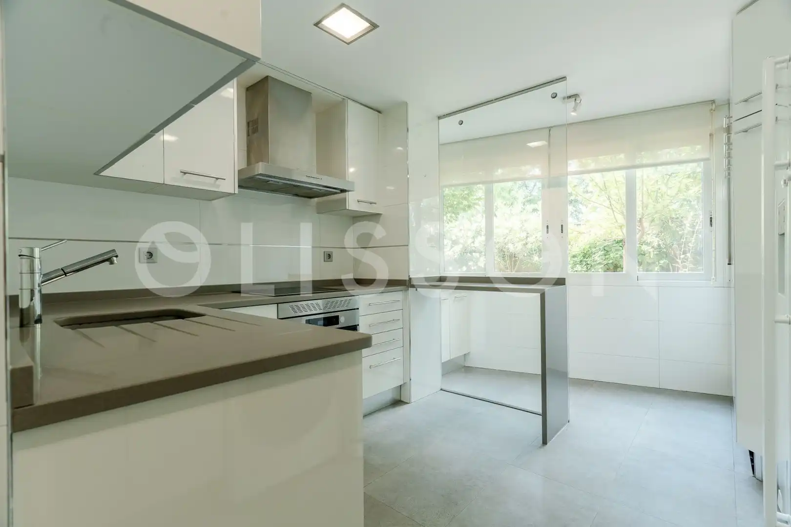 Cocina de Dúplex en venta en La Moraleja con Aire acondicionado, Calefacción y Jardín privado