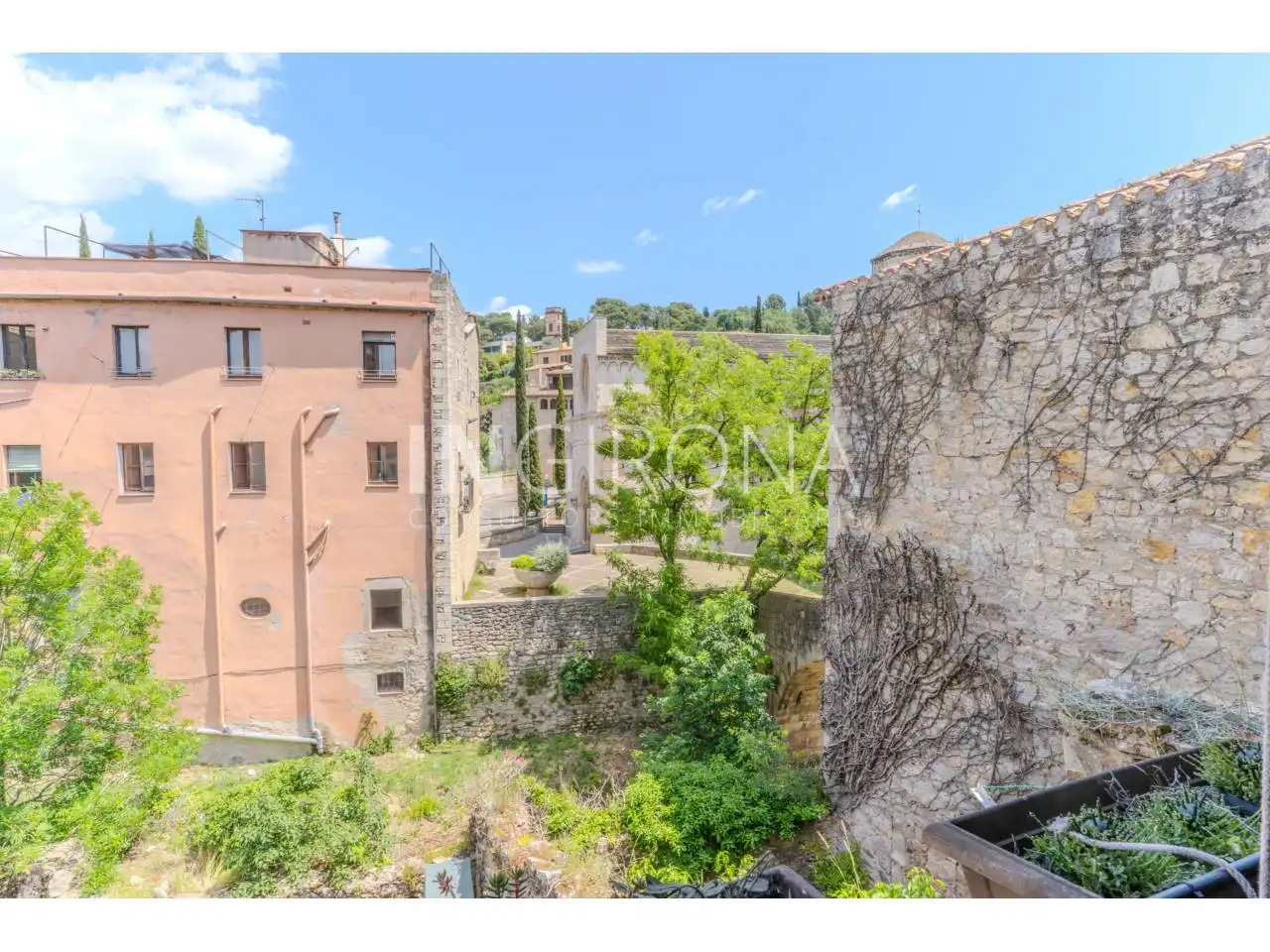 Vista exterior de Pis en venda en Girona amb Calefacció, Parquet i Moblat