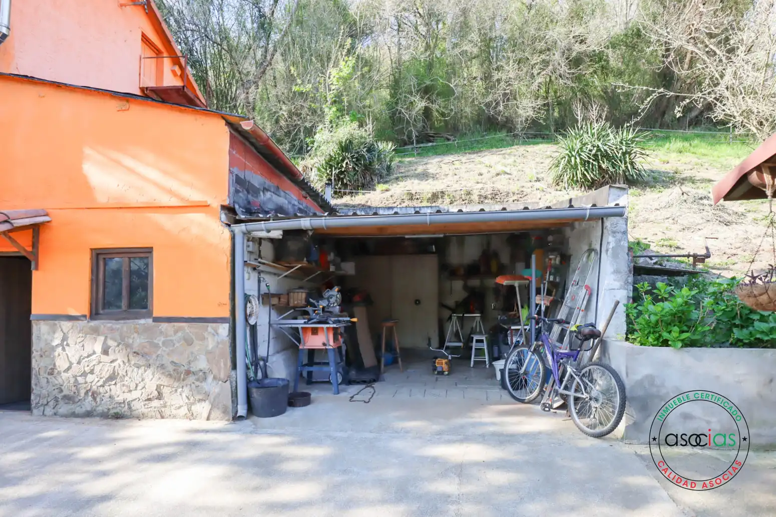Aparcament de Casa o xalet en venda en Oviedo  amb Calefacció, Jardí privat i Parquet