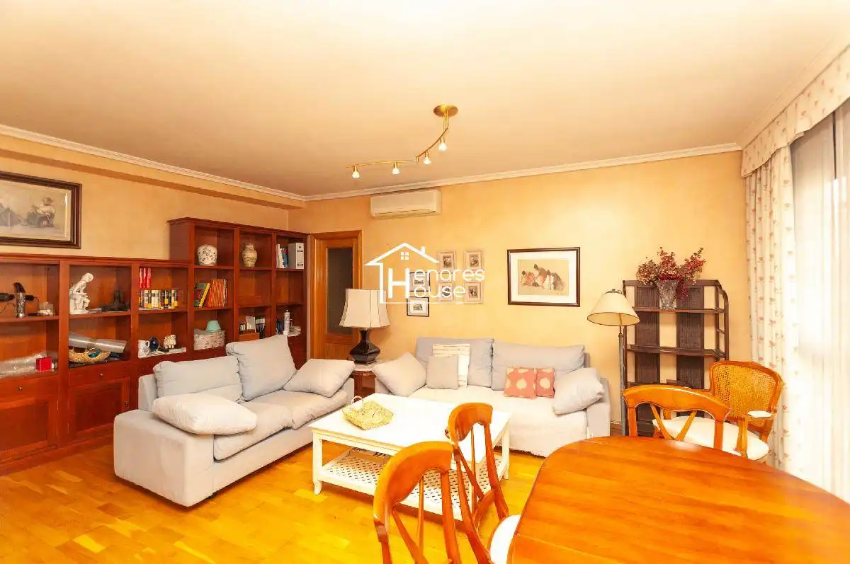 Sala de estar de Dúplex en venta en Alcalá de Henares con Aire acondicionado, Calefacción y Parquet