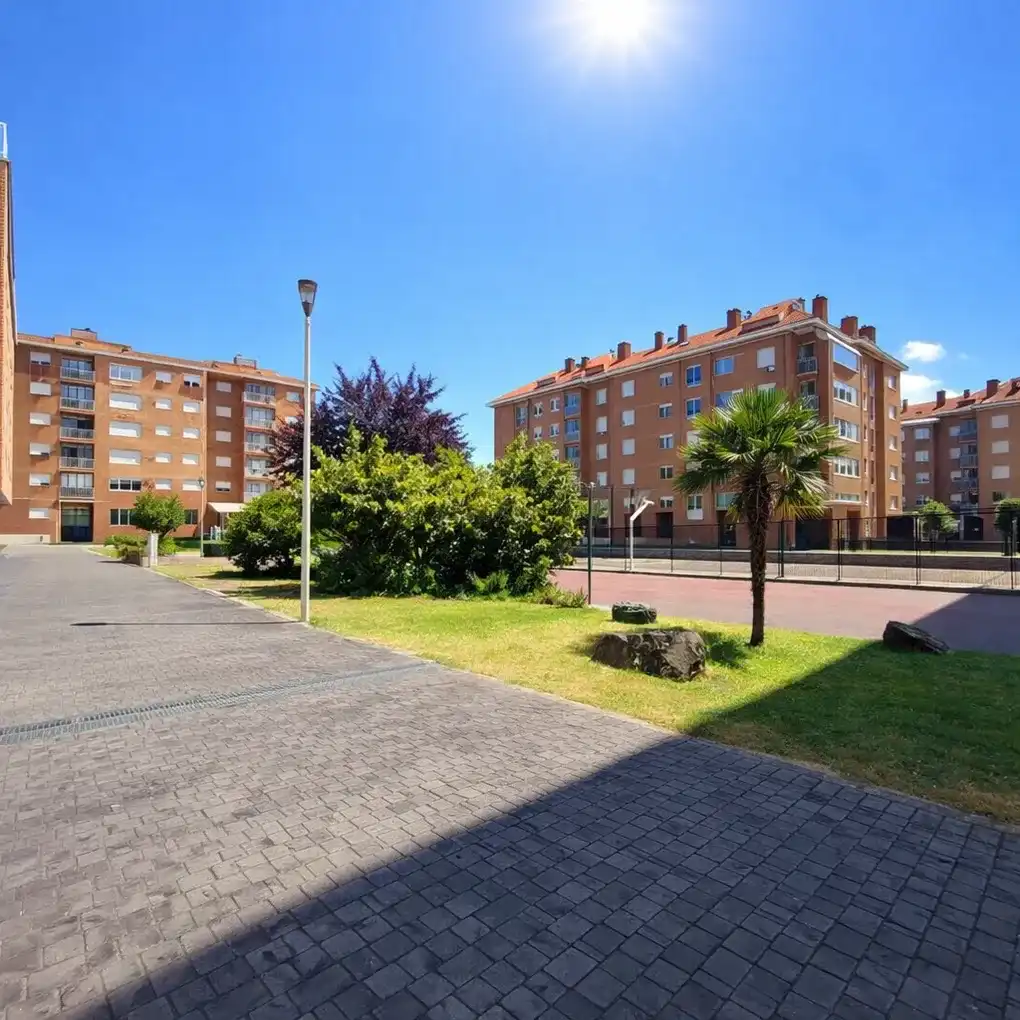 Vista exterior de Pis en venda en Vitoria - Gasteiz amb Calefacció, Jardí privat i Traster