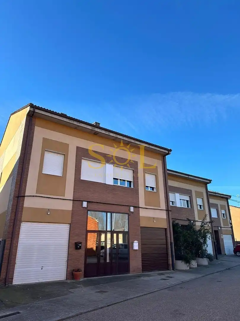 Vista exterior de Casa adosada en venta en Hospital de Órbigo con Calefacción, Jardín privado y Parquet