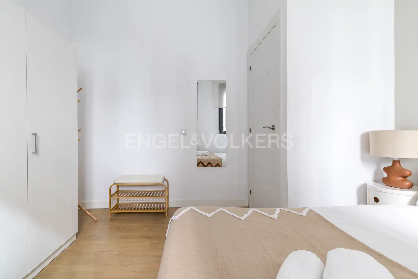 Dormitori de Apartament de lloguer en Madrid amb Aire condicionat, Calefacció i Moblat