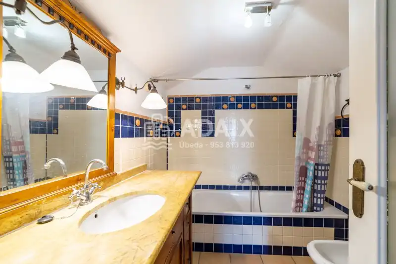 Bany de Casa o xalet en venda en Úbeda amb Terrassa i Balcó