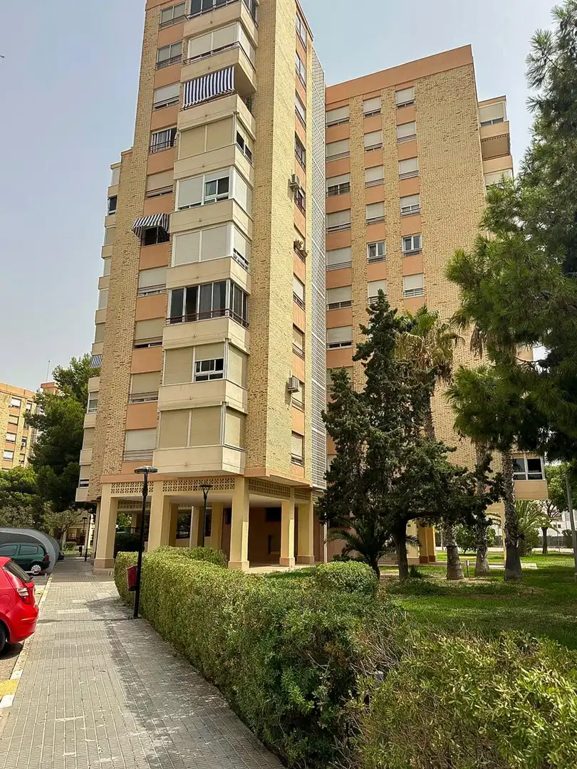 Vista exterior de Pis en venda en Alicante / Alacant amb Aire condicionat i Piscina comunitària