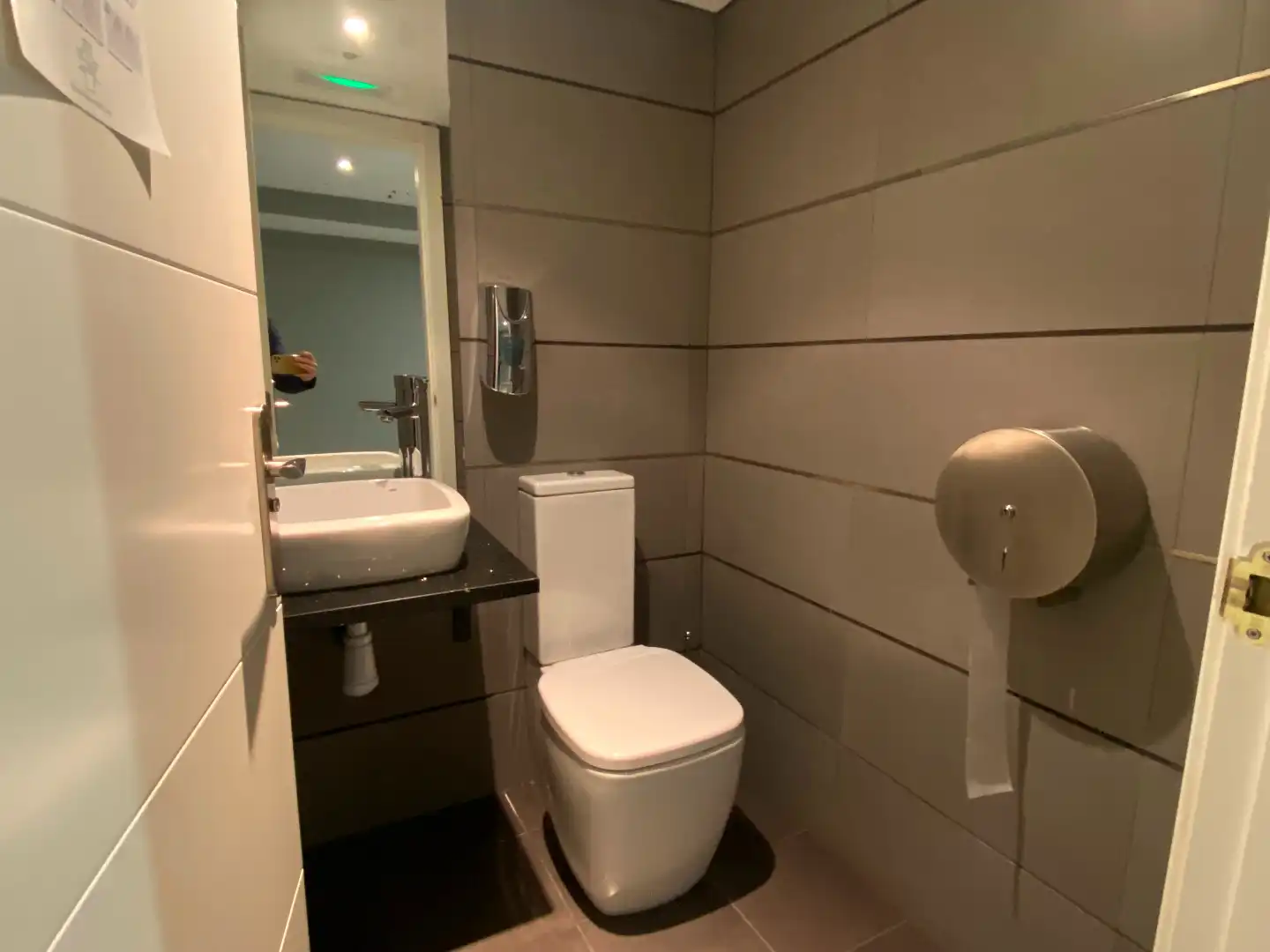 Badezimmer von Büro zur Miete in Burgos mit Klimaanlage