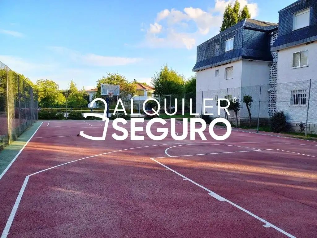 Parking de Piso de alquiler en Alpedrete con Calefacción, Piscina y Amueblado