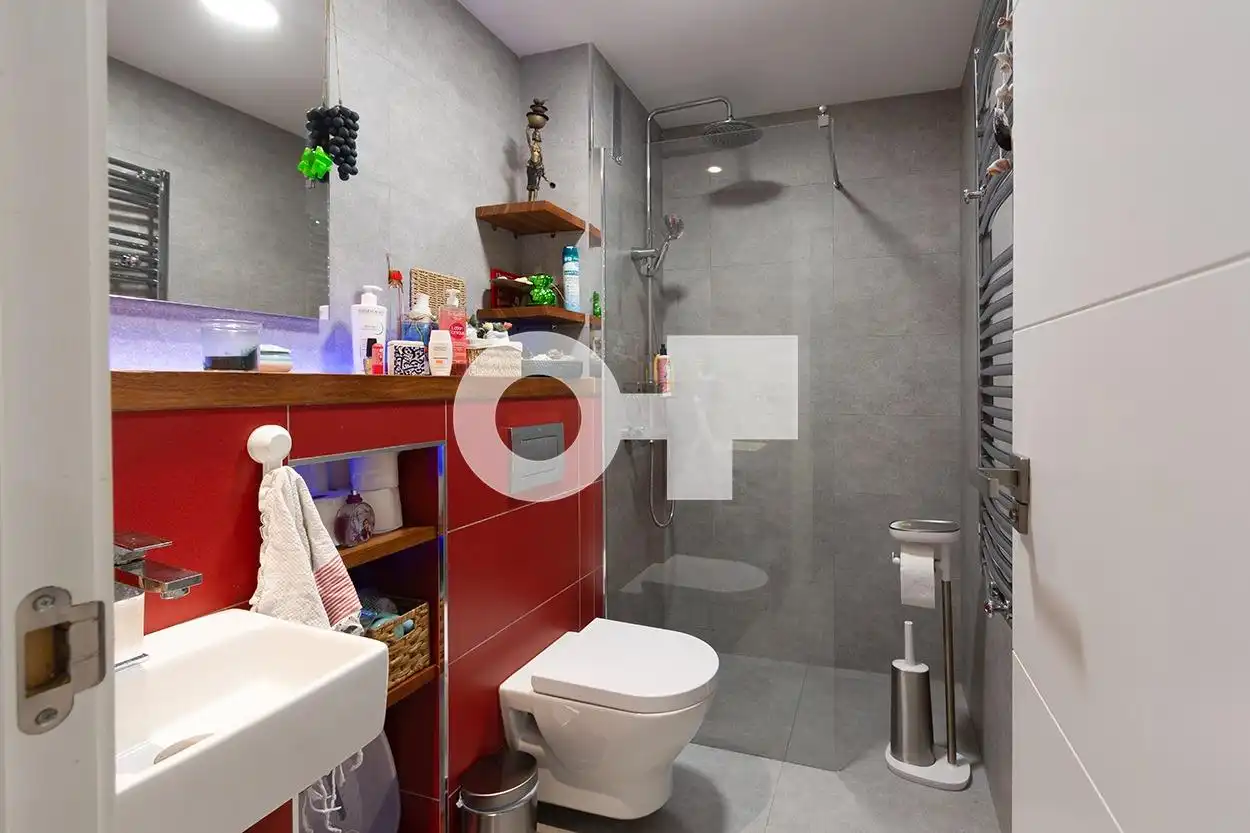 Baño de Casa adosada en venta en Castelldefels con Aire acondicionado, Jardín privado y Parquet