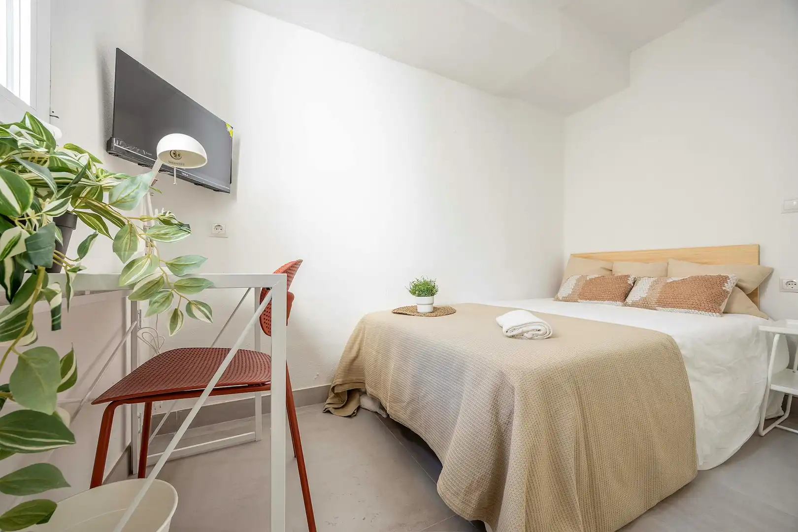 Bedroom of Flat for share in Valencia  with Washing machine and TV