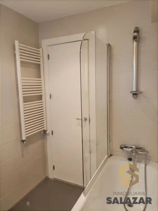 Baño de Piso de alquiler en Bilbao  con Calefacción, Terraza y Microondas