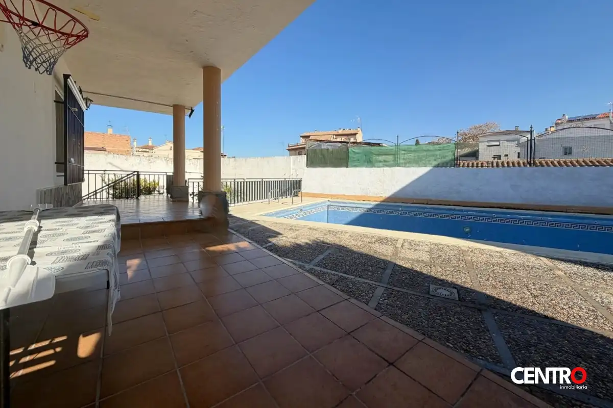Piscina de Pis en venda en La Zubia amb Aire condicionat, Calefacció i Jardí privat