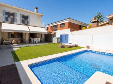 Doppelhaushälfte mit Pool zum Verkauf in Carrer Grimpola