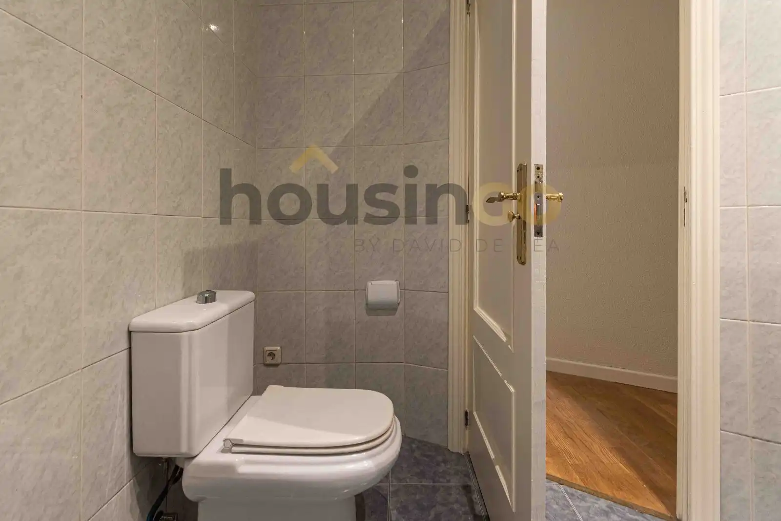 Bathroom of Flat for sale in Madrid  with Air Conditioner, Heating and Parquet flooring