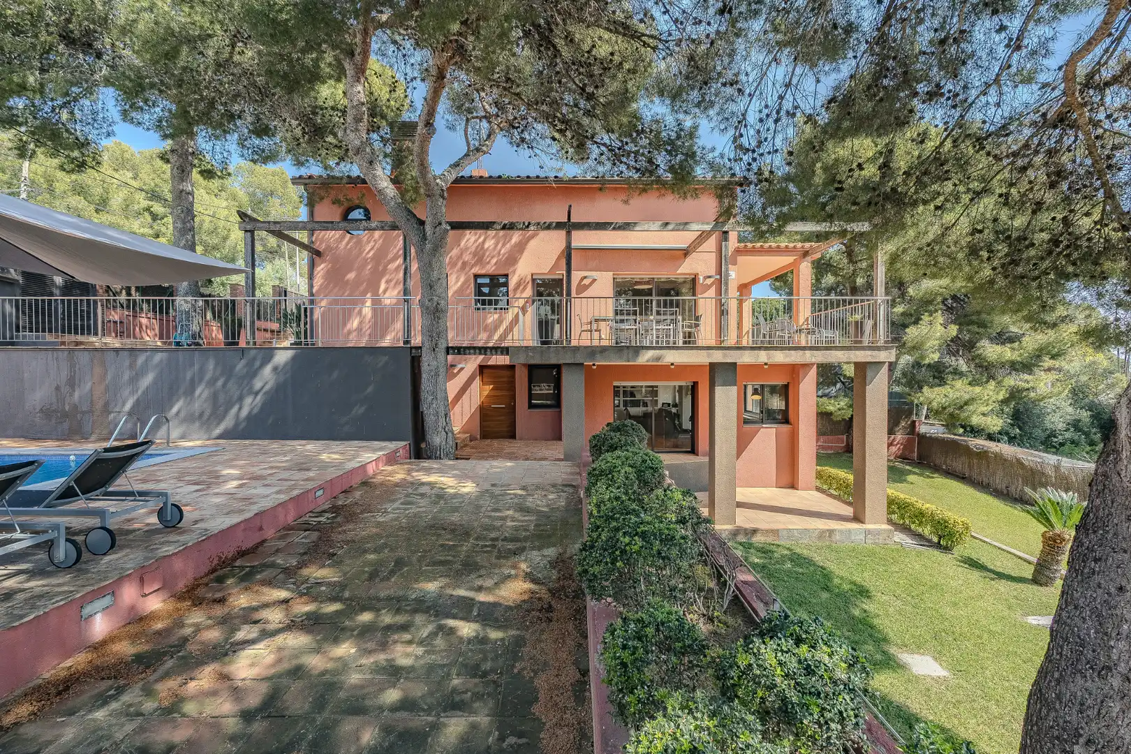Vista exterior de Casa o xalet en venda en Castelldefels amb Aire condicionat, Calefacció i Jardí privat