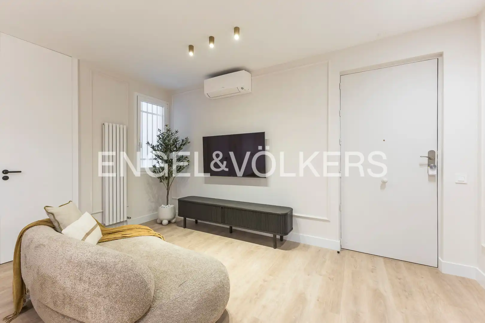 Living room of Flat for rent in Madrid  with Air Conditioner, Heating and Furnished