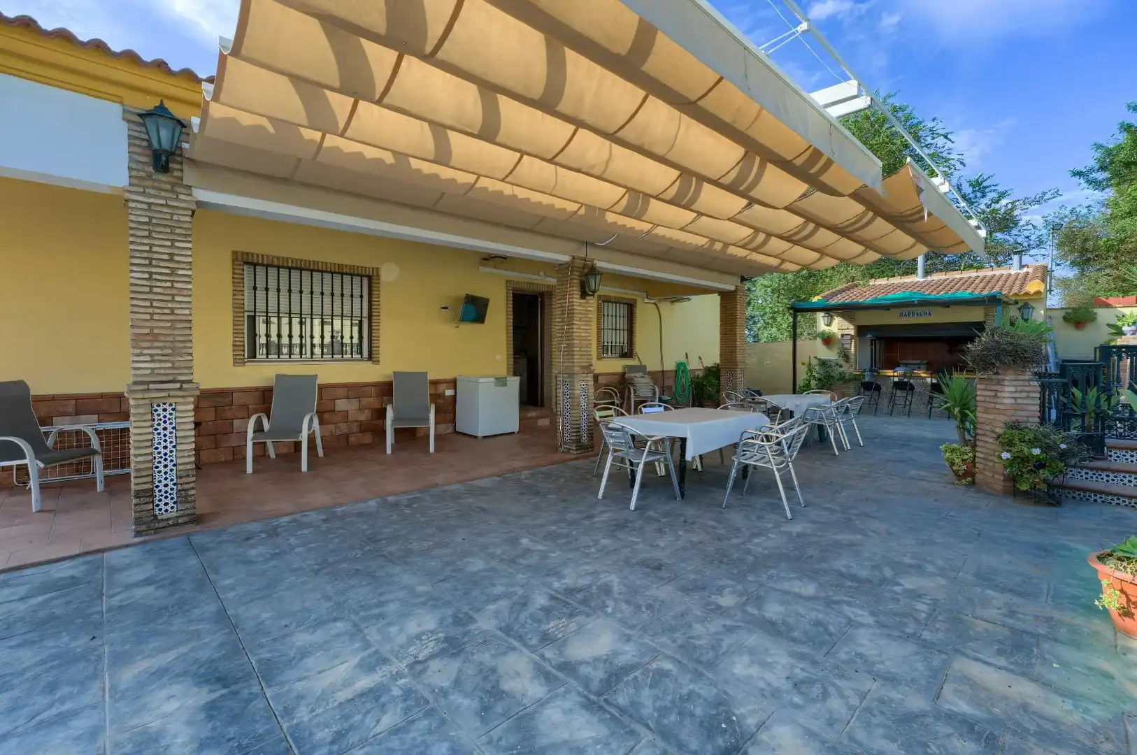 Terraza de Casa o chalet en venta en Sanlúcar la Mayor con Aire acondicionado, Calefacción y Jardín privado
