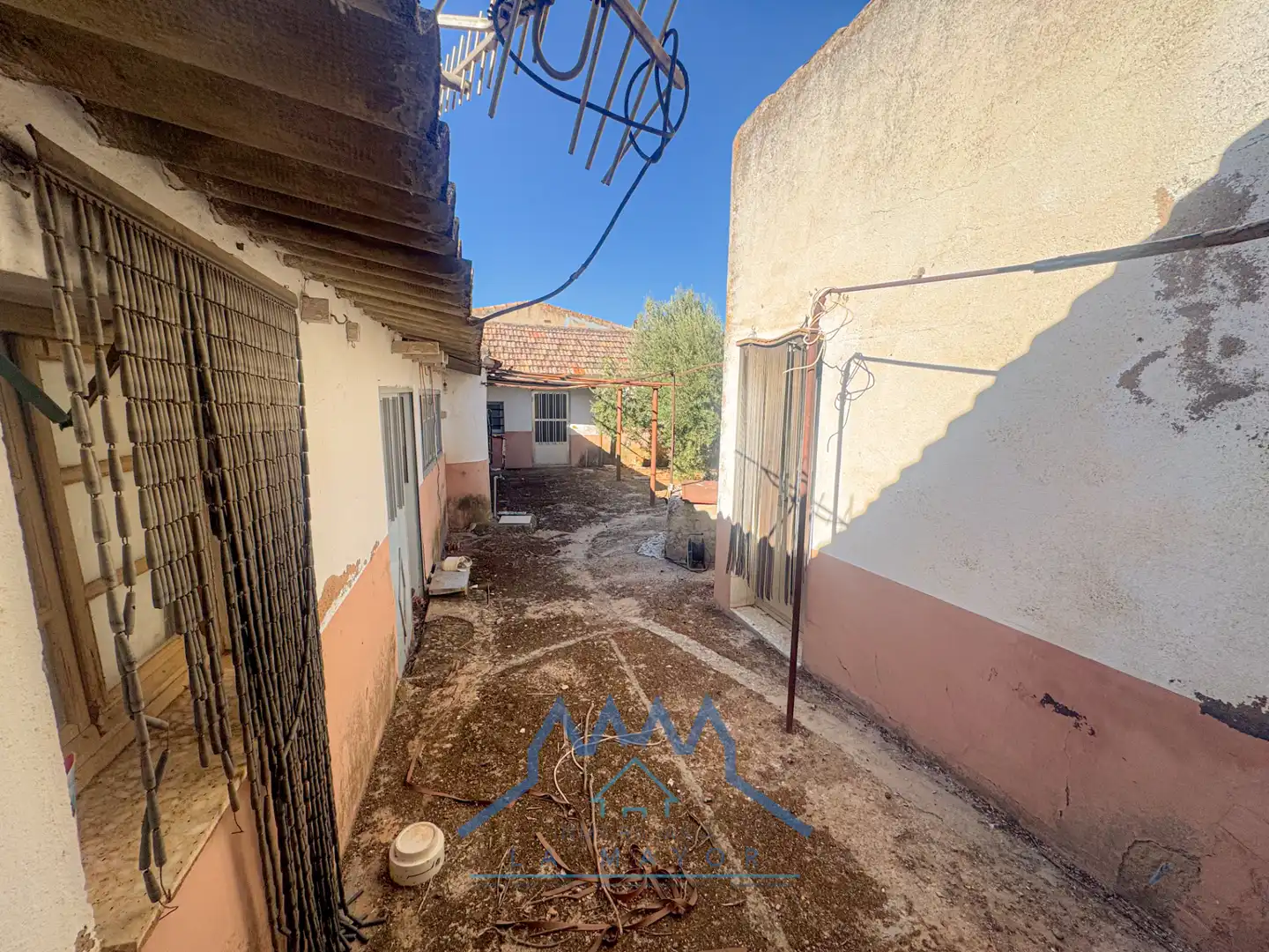 Außenansicht von Einfamilien-Reihenhaus zum Verkauf in Ciudad Real mit Privatgarten und Terrasse