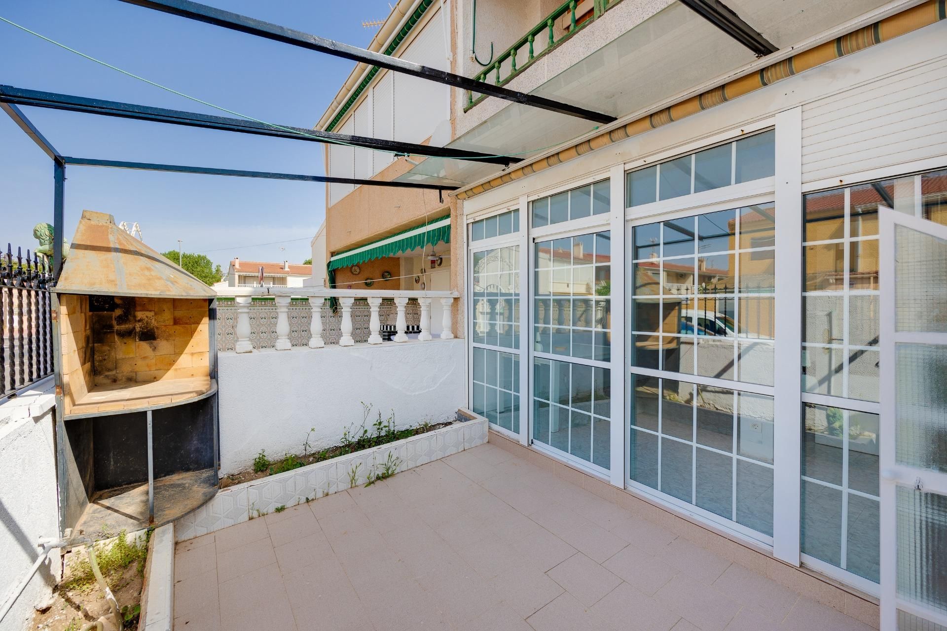 Vista exterior de Casa o xalet en venda en Torrevieja amb Aire condicionat, Calefacció i Jardí privat