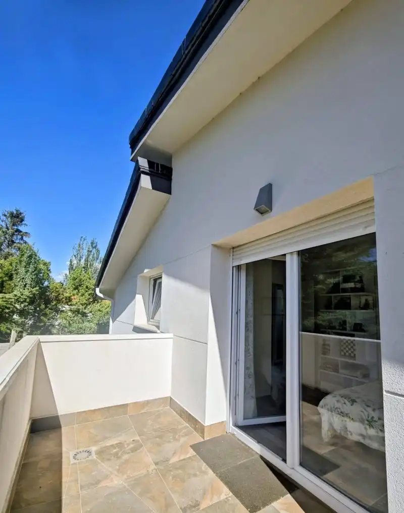 Vista exterior de Casa o xalet en venda en Moralzarzal amb Aire condicionat, Calefacció i Piscina