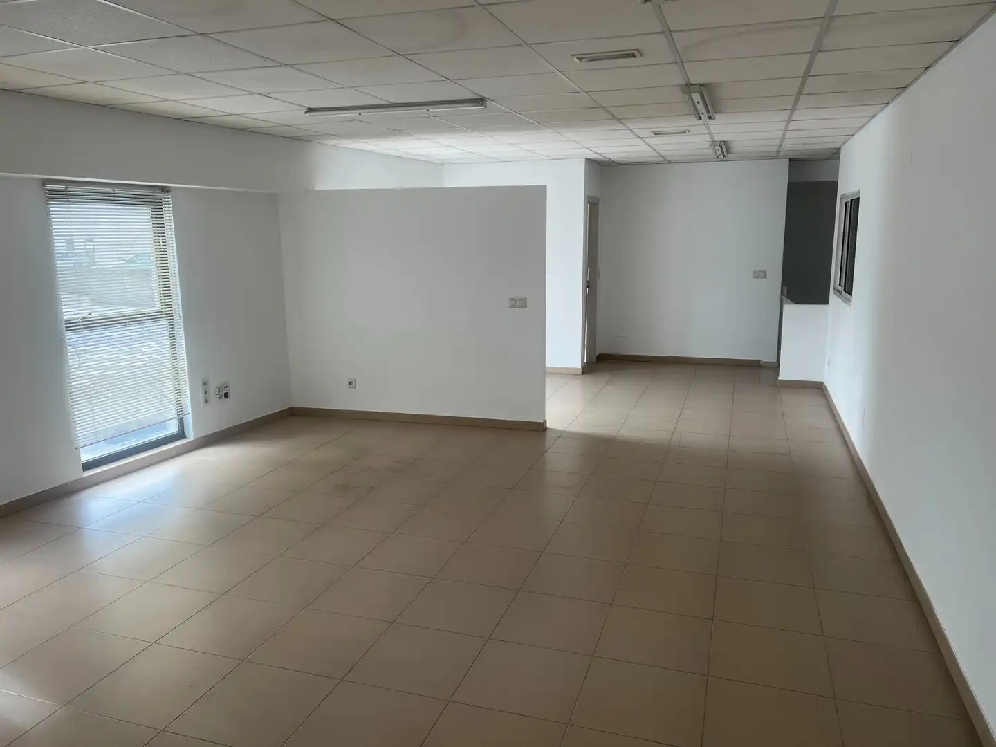 Nau industrial de lloguer en Ames amb Alarma