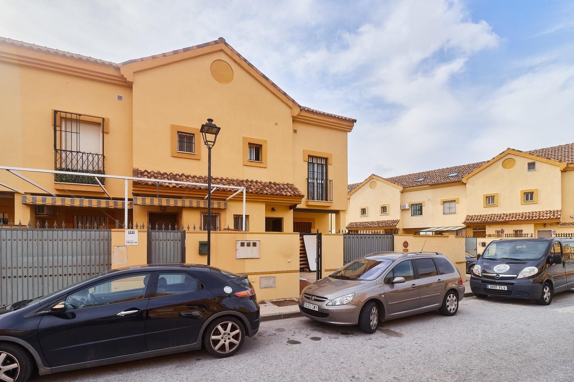Vista exterior de Casa adosada en venda en Alhaurín de la Torre amb Aire condicionat, Terrassa i Traster