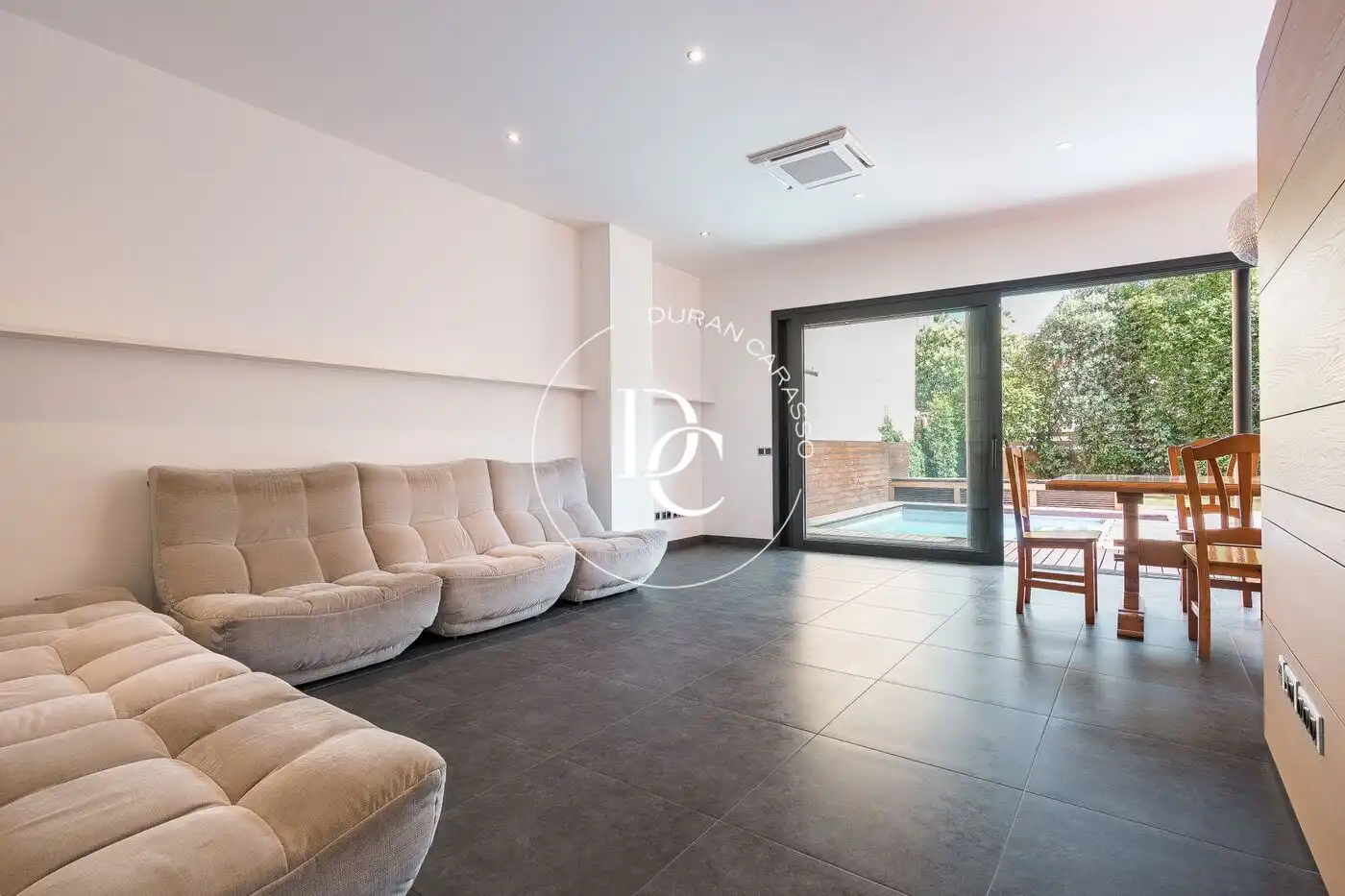 Sala d'estar de Casa o xalet de lloguer en Barcelona amb Aire condicionat, Calefacció i Jardí privat