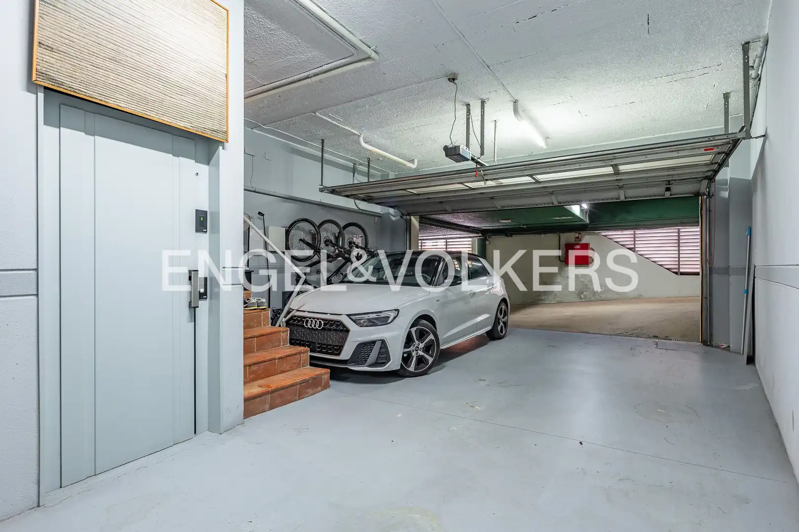 Parking de Casa o chalet en venta en Barcelona con Aire acondicionado, Calefacción y Jardín privado