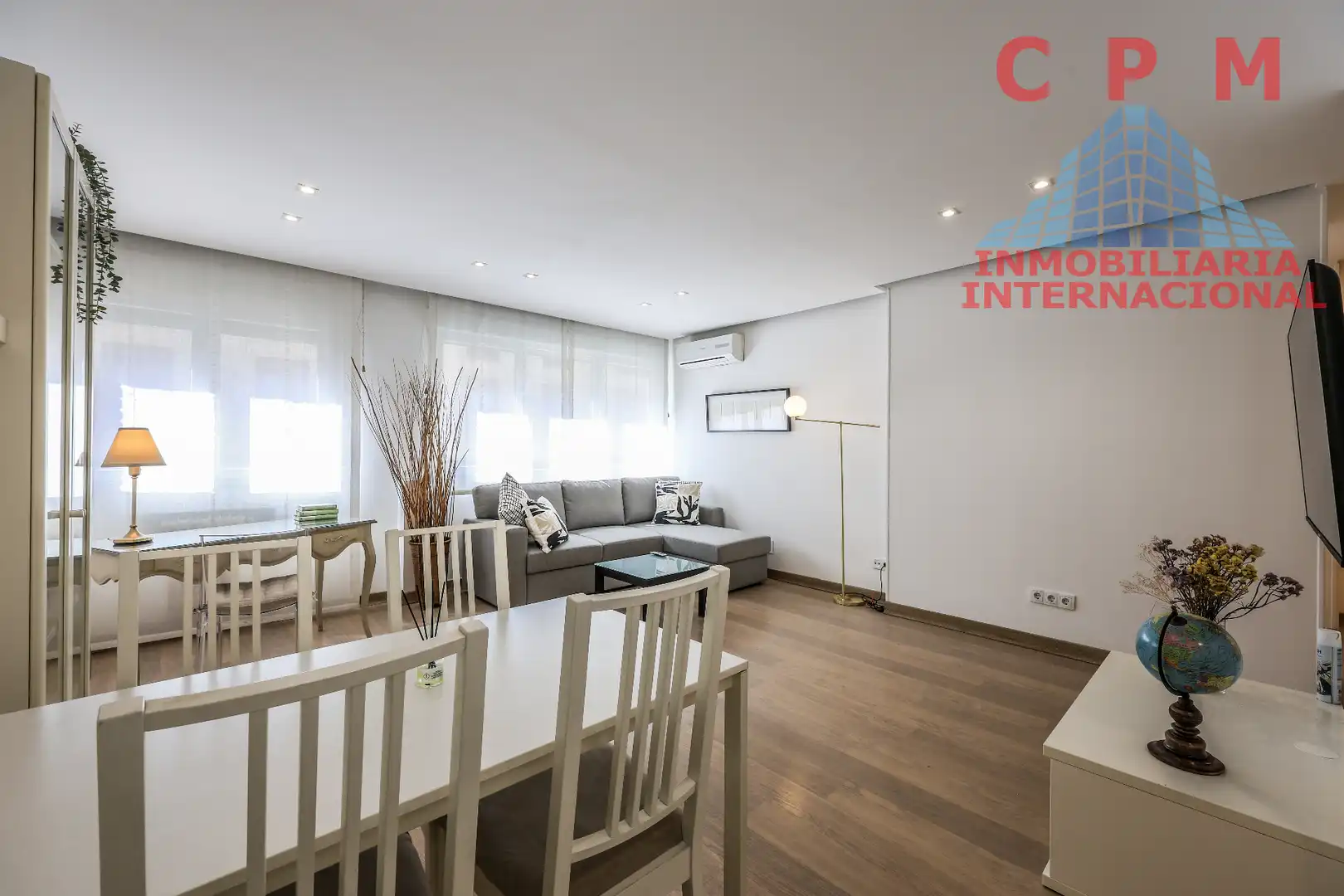 Living room of Flat for rent in Madrid  with Air Conditioner, Heating and Parquet flooring