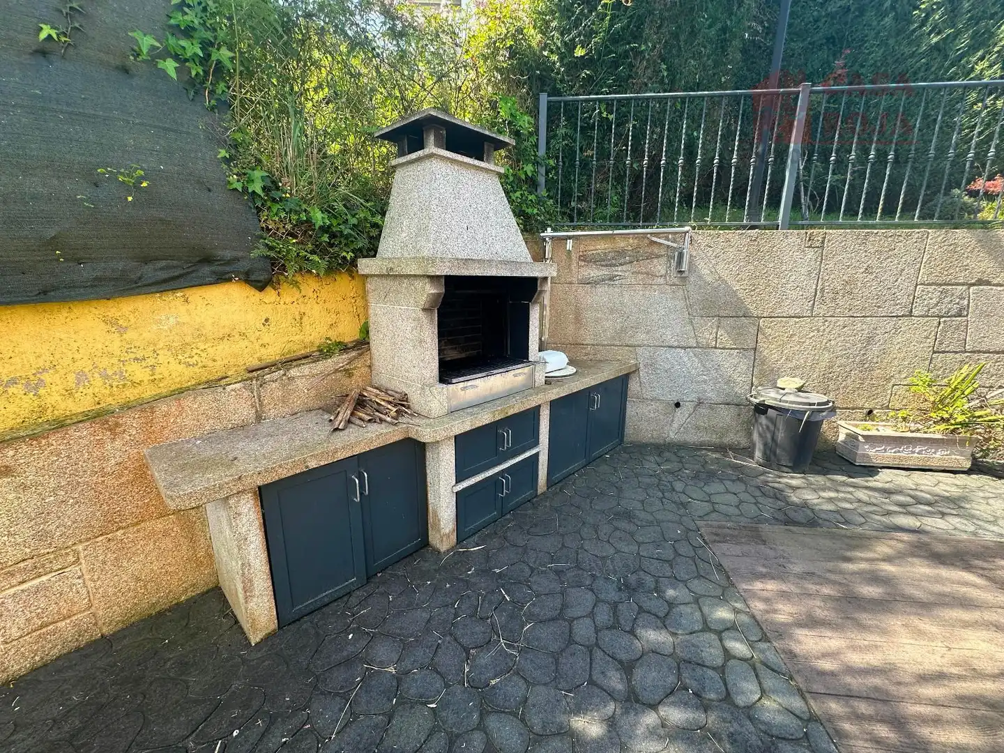 Jardí de Casa o xalet en venda en Cangas  amb Calefacció, Terrassa i Traster