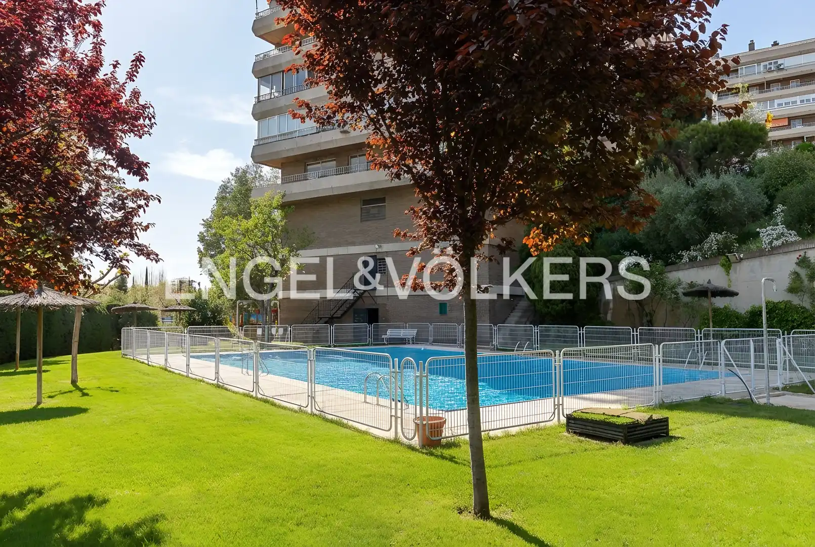Piscina de Piso en venta en  Madrid Capital con Calefacción, Parquet y Terraza