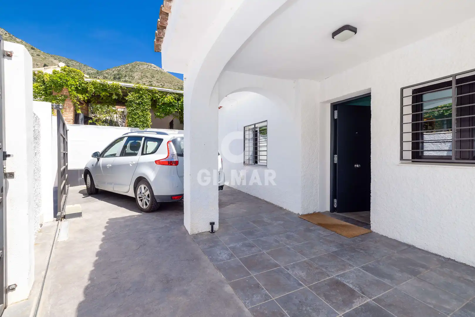 Vista exterior de Casa o xalet en venda en Benalmádena amb Jardí privat i Piscina