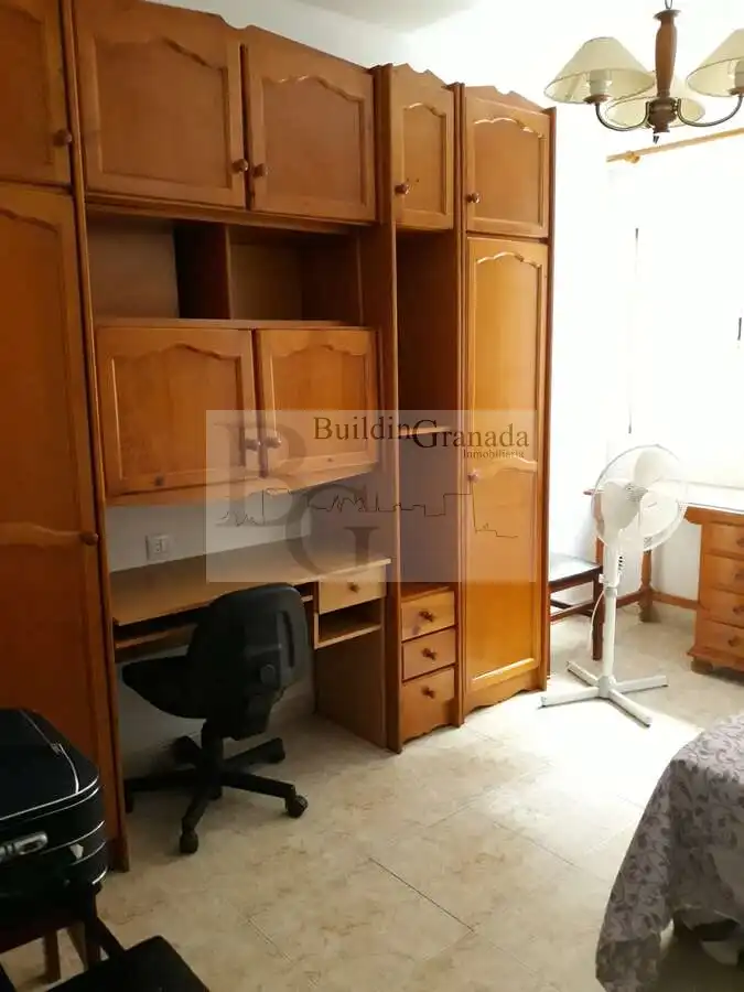 Dormitori de Pis de lloguer en Granada amb Moblat, Microones i Balcó