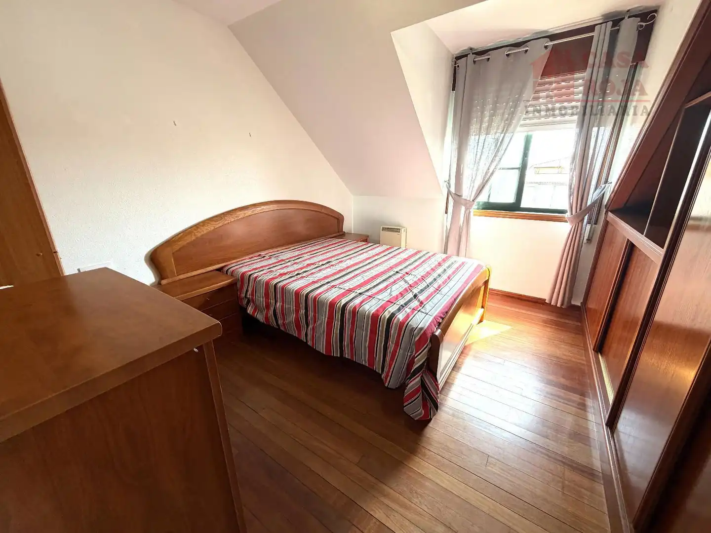 Schlafzimmer von Dachboden zum Verkauf in Cangas  mit Heizung, Parkett und Abstellraum