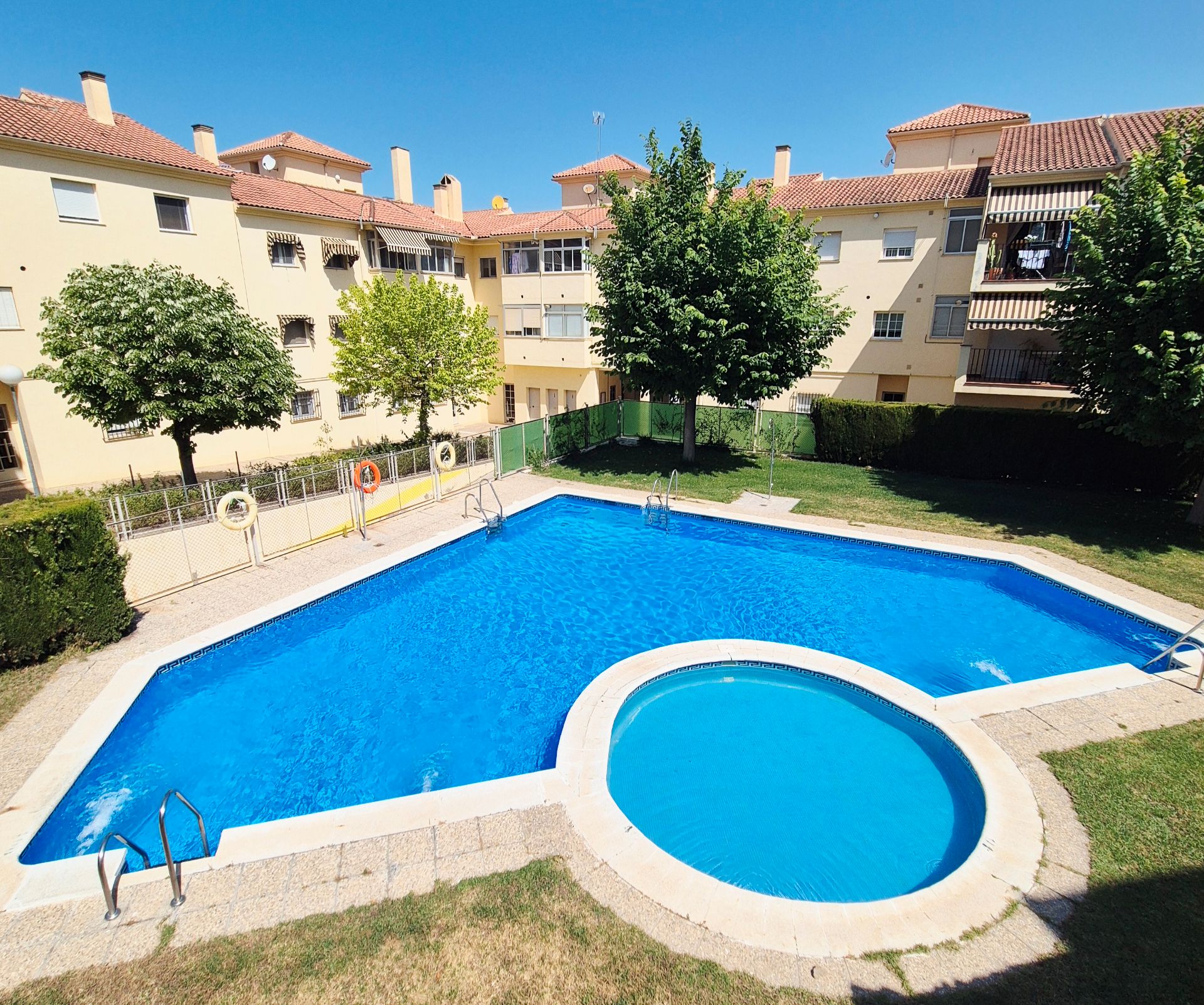 Swimming pool of Flat to rent in  Granada Capital  with Heating, Oven and Washing machine