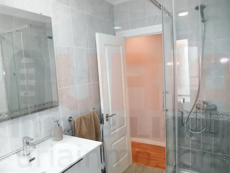 Badezimmer von Wohnung zur Miete in Oviedo  mit Heizung, Terrasse und Möbliert