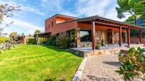 Vista exterior de Casa o xalet en venda en Boadilla del Monte amb Aire condicionat i Piscina