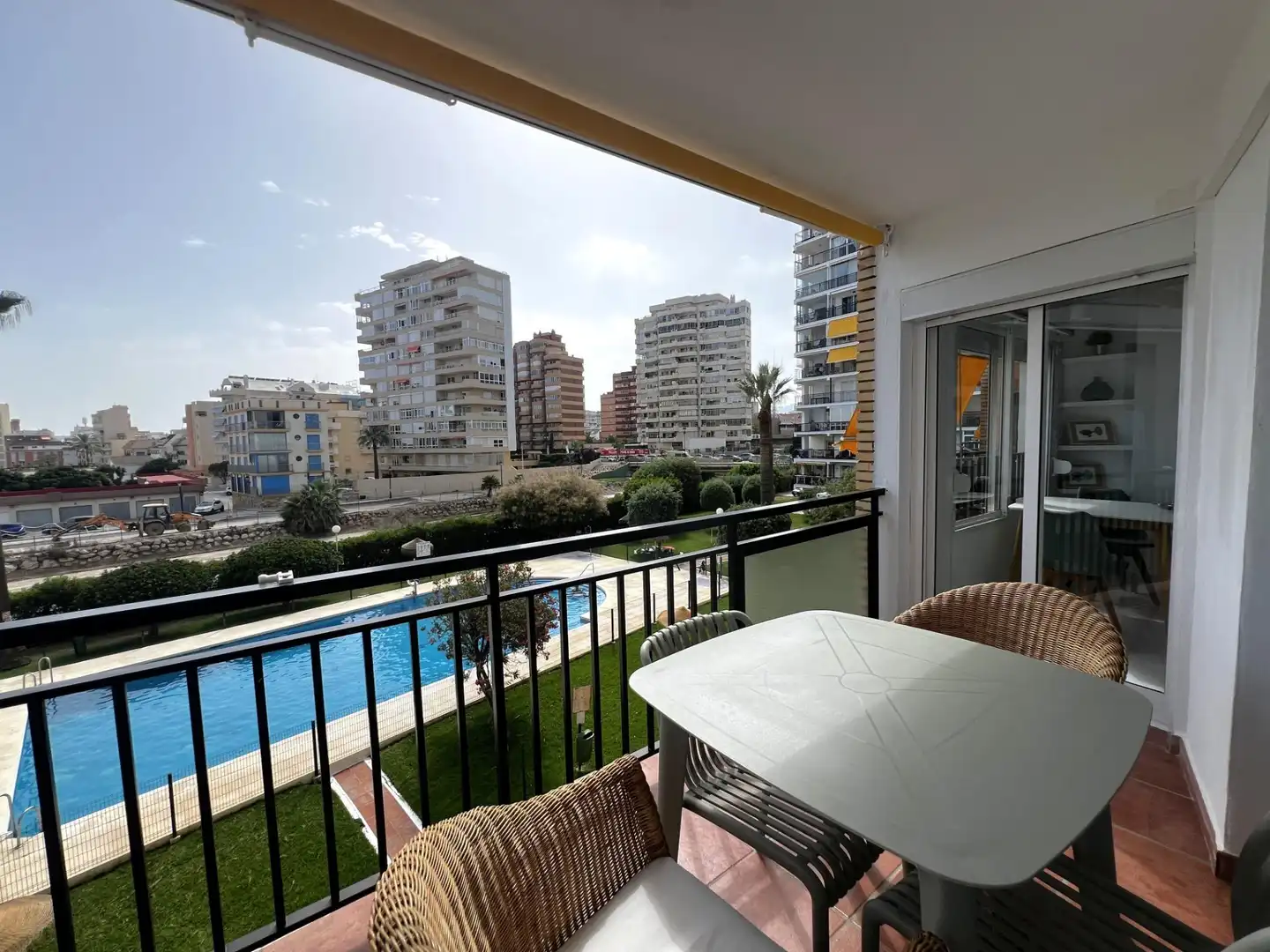 Dormitori de Apartament de lloguer en Fuengirola amb Aire condicionat, Calefacció i Jardí privat