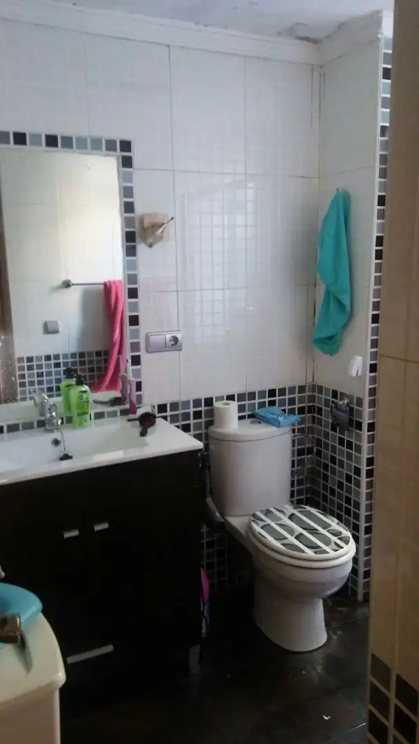 Badezimmer von Einfamilien-Reihenhaus zum Verkauf in Castrillón mit Heizung und Abstellraum