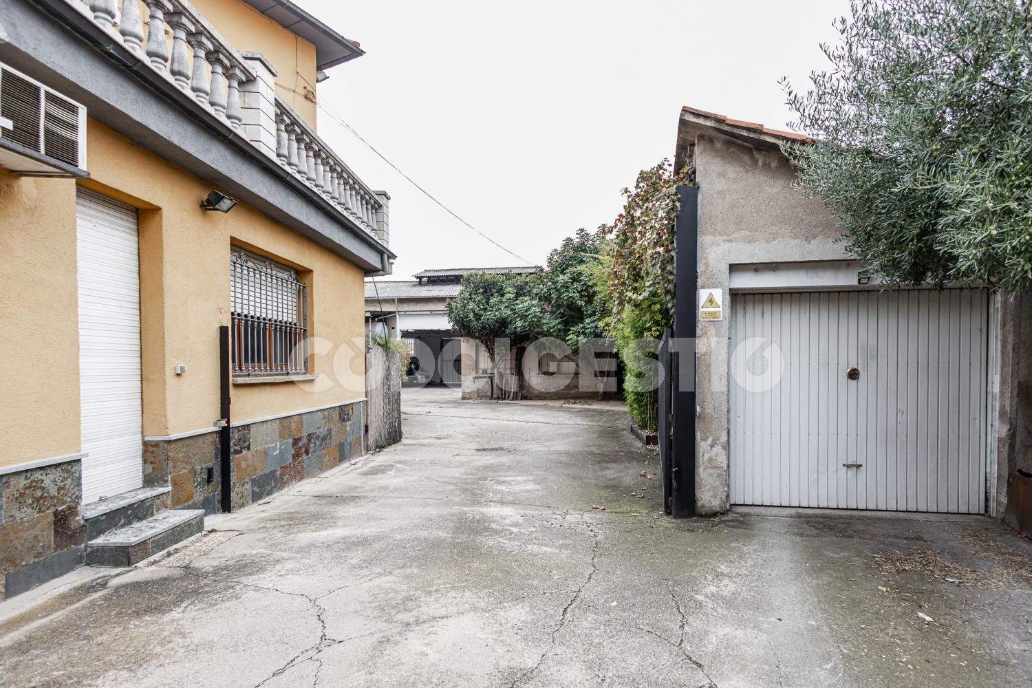 Vista exterior de Nau industrial en venda en Torelló