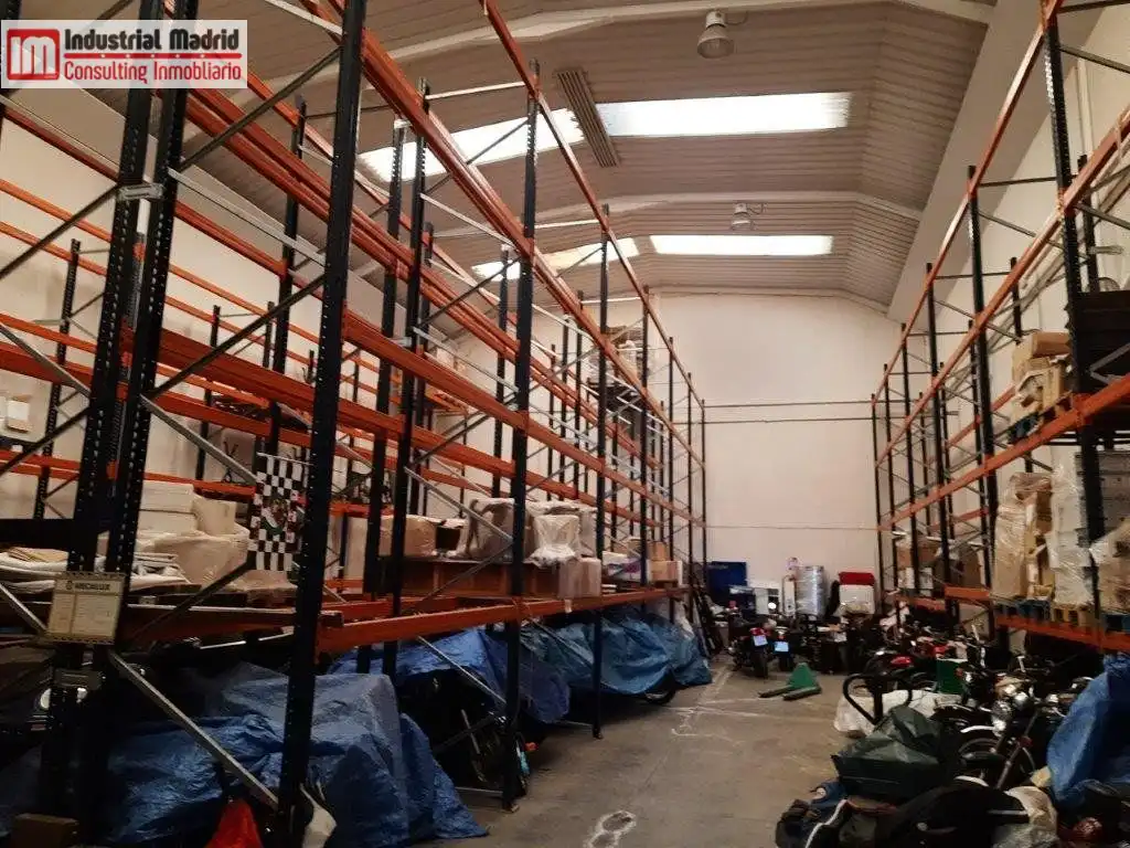 Nau industrial en venda a Loeches