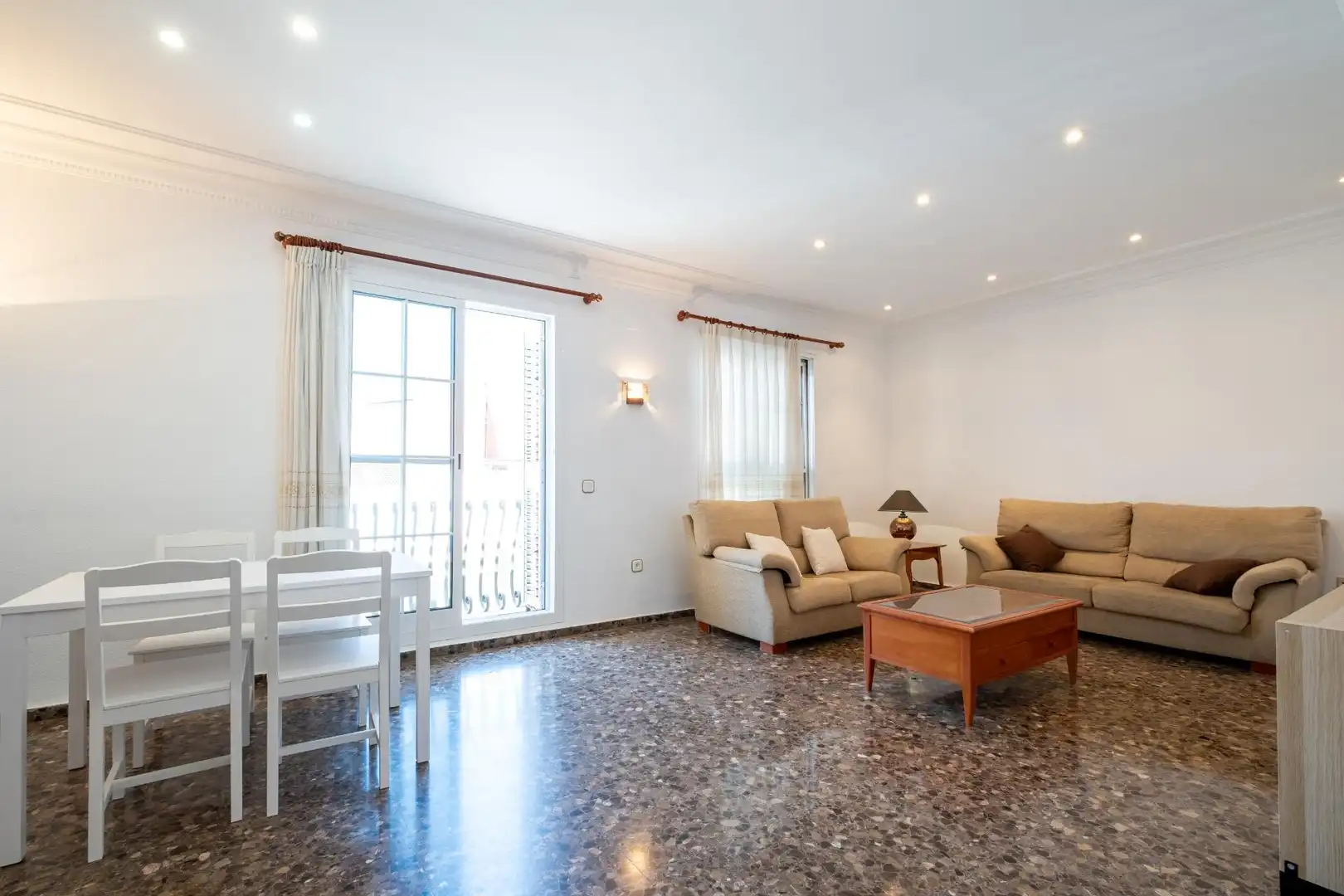 Wohnzimmer von Dachboden zur Miete in Moncada mit Privatgarten, Terrasse und Balkon