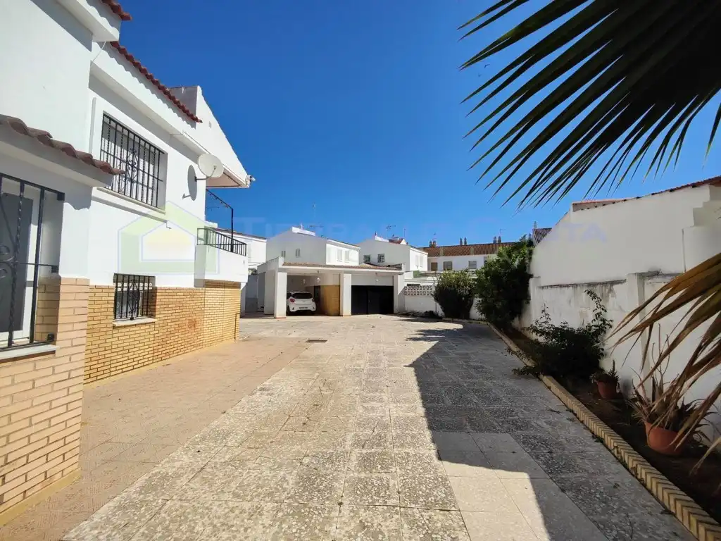 Vista exterior de Casa o xalet en venda en La Antilla amb Jardí privat, Terrassa i Traster