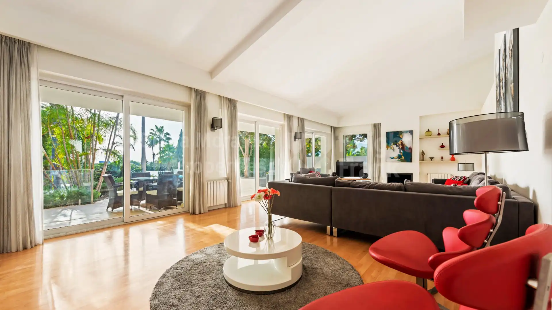 Sala de estar de Casa o chalet en venta en Marbella con Aire acondicionado, Jardín privado y Terraza