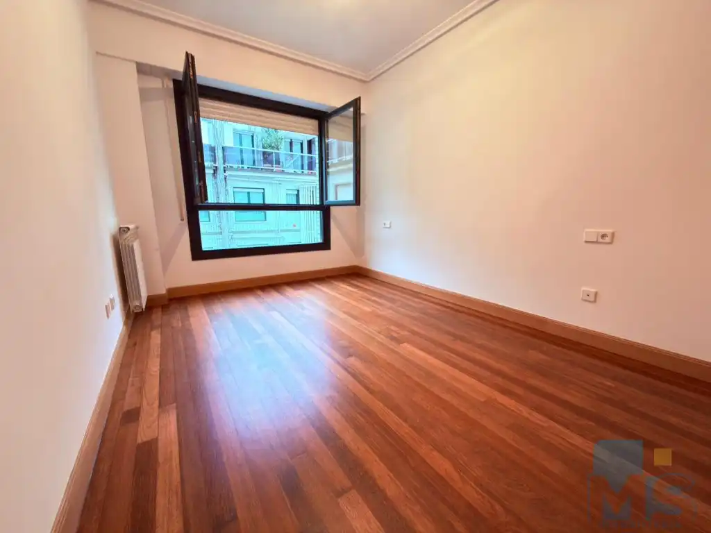 Habitación de Piso en venta en Donostia - San Sebastián  con Balcón