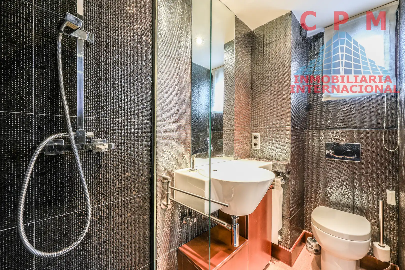 Bathroom of Flat for rent in Madrid  with Air Conditioner, Heating and Parquet flooring