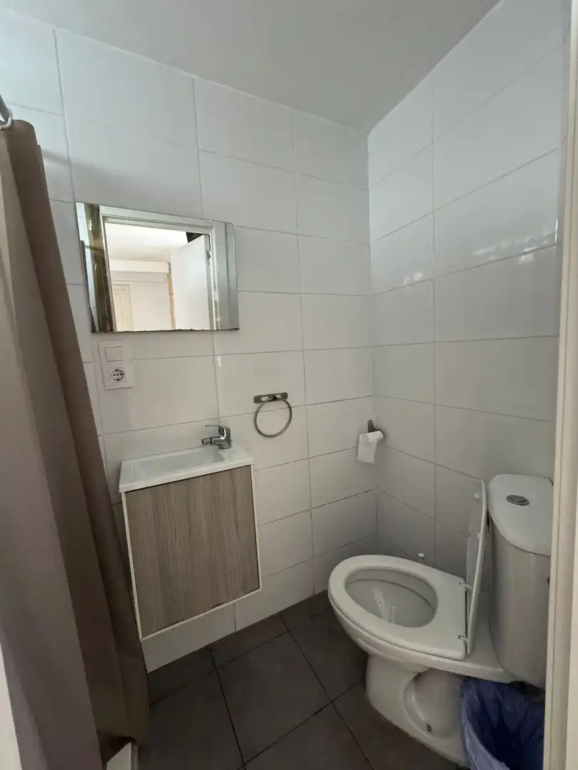 Badezimmer von Wohnung zur untervermieten in Valencia mit Möbliert, Ofen und Waschmaschine