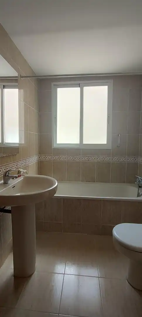 Badezimmer von Wohnung zur Miete in Paiporta mit Balkon