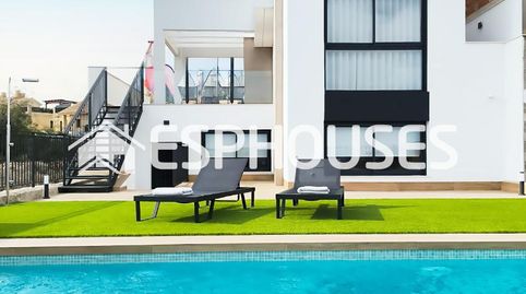 Villa independiente de obra nueva con piscina privada y 6 dormitorios en La Finca Golf, Algorfa