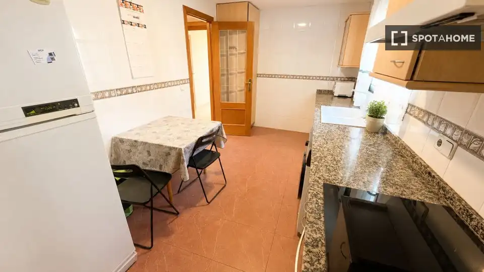 Kitchen of Flat for share in Valencia  with Air Conditioner, Heating and Furnished