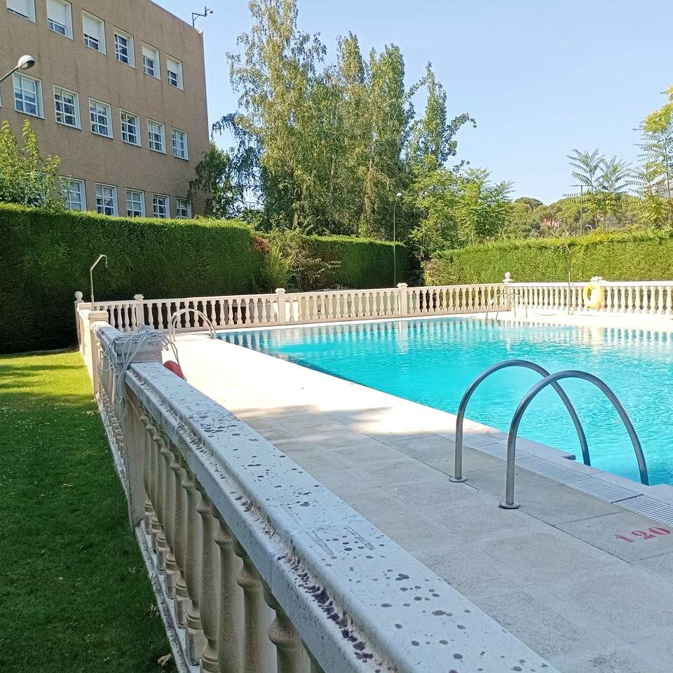 Swimming pool of Flat to rent in  Madrid Capital  with Air Conditioner, Heating and Community pool